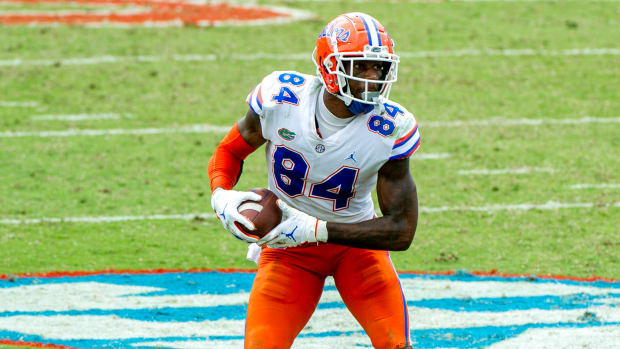 Kyle Pitts runs after the catch